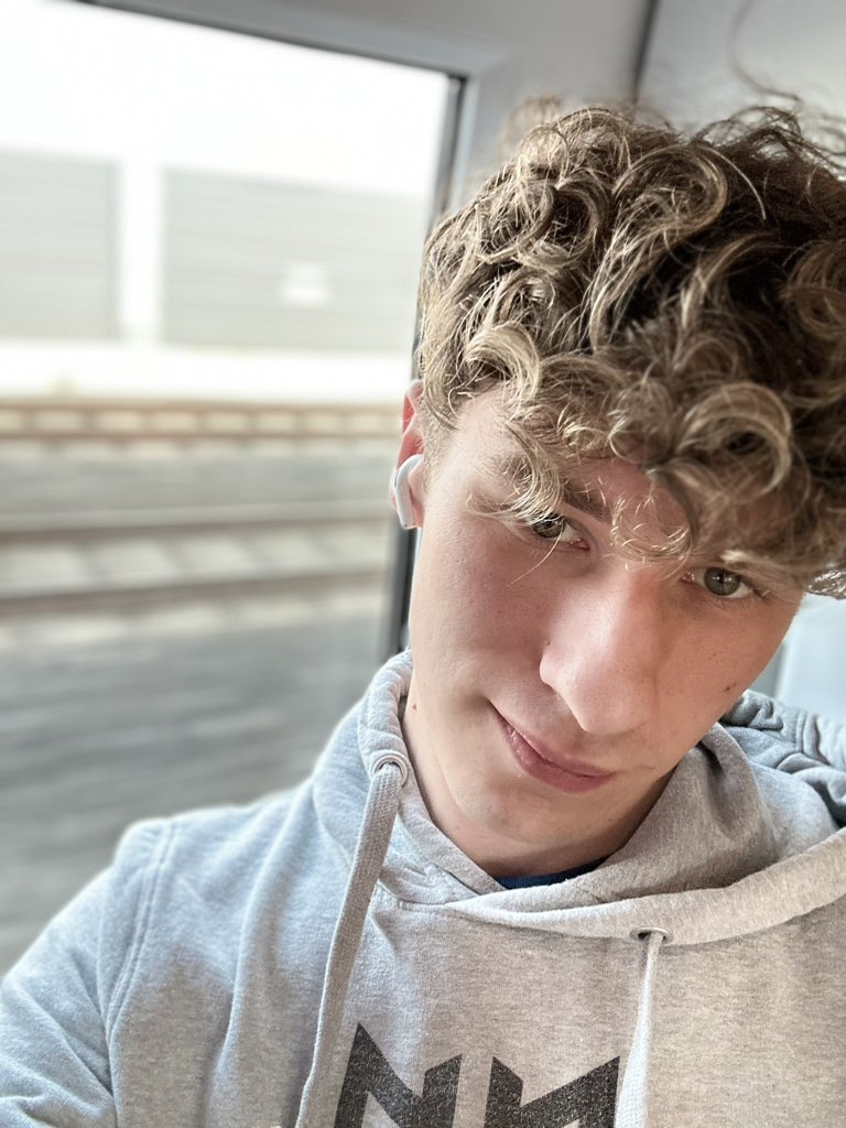 Mal wieder auf dem Weg nach München. Ab kommenden Monat dann auch mit nem kleinen Appartement dort. Ich bin sehr froh momentan auch wieder mehr Zeit nähe der Heimat bei Freunden und Familie verbringen zu können.