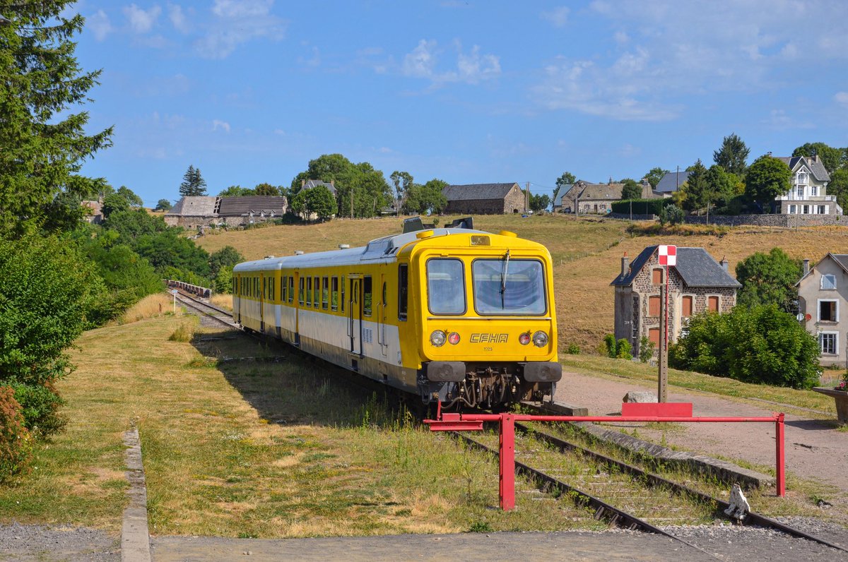 thomas_chaffaut's tweet photo. Lugarde : Après un parcours bucolique depuis Riom-ès-Montagnes, cette rame X2725 de type RGP 1 prend une pause méritée donnant correspondance à un parcours de vélorail. (04.08.2022)
#GentianeExpress #CFHA #RGP1 #X2725 #Lugarde #train #auvergne #landscape #discover #velorail https://t.co/DFQqB3OEyG