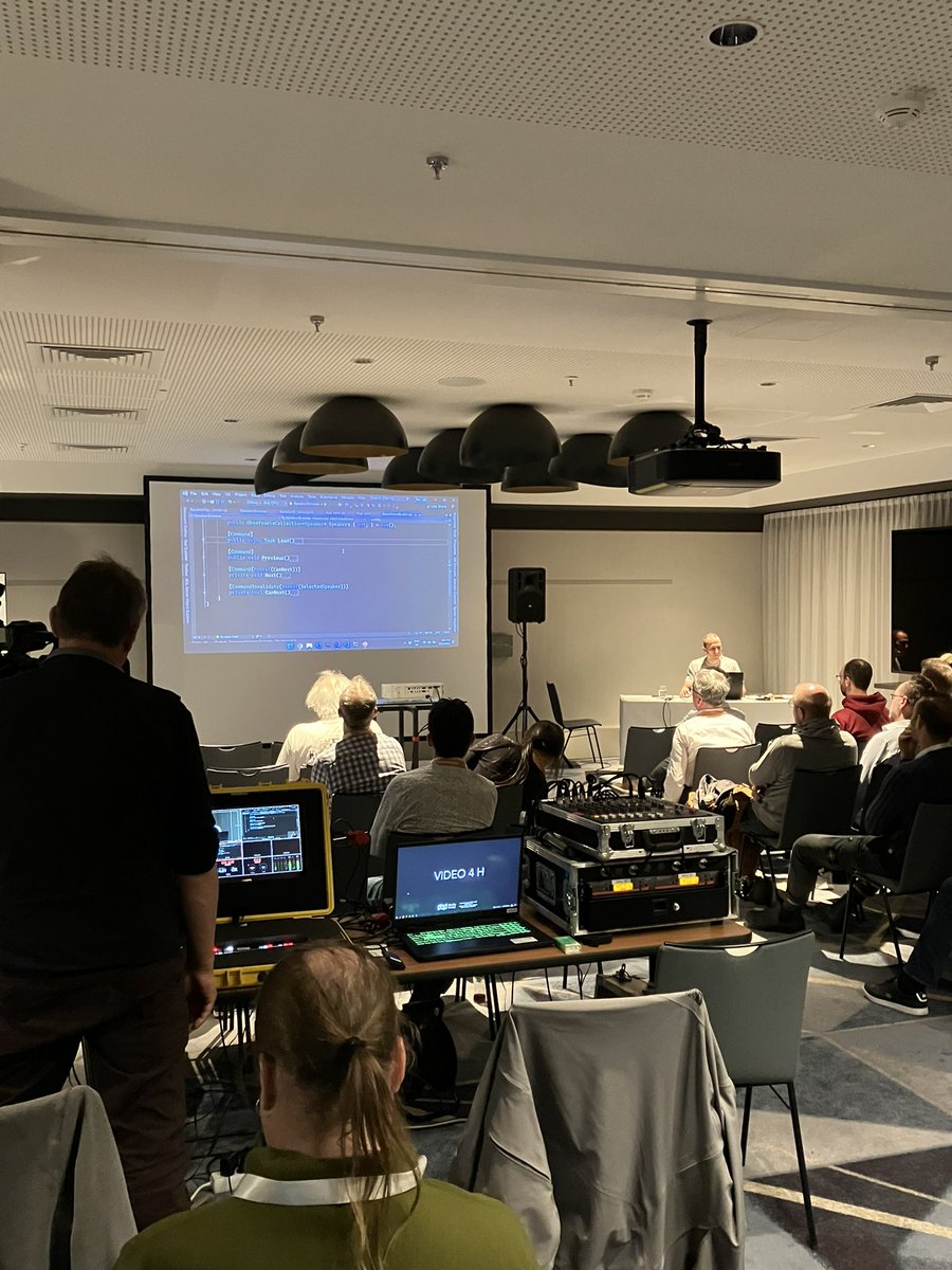 BASTAcon's tweet image. 🧑💻👩💻 Viel Input gab es in der Session von @thomasclaudiush zum Thema #MvvmGen
- #LiveCoding inklusive! Vielen Dank 👏 #ViewModels #BASTAcon #csharp