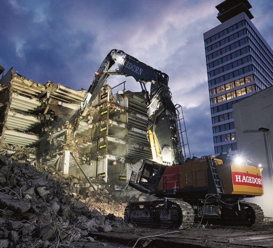 ABZ_News's tweet photo. Über 24.000 t Beton mussten beim #Rückbau eines Parkhauses in der Bielefelder City weichen. Dafür rückte Deutschlands größter #Abbruchbagger an. Um das Großgerät an den Einsatzort zu bringen, waren 6 Tieflader mit Einzelteilen unterwegs https://t.co/Auv6v5Nd2q
#Hagedorn #Abbruch https://t.co/Y0xIhBBgyz