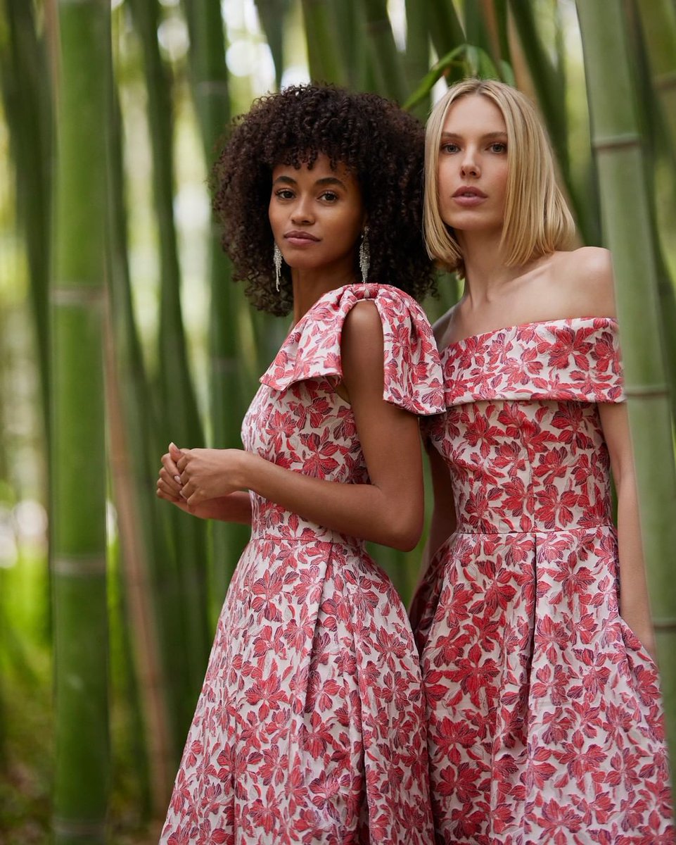 Un diseño, diferentes modelos🥰
Si deseas que tus damas de honor asistan con el mismo diseño a tu boda, es posible con <a href="/rosa_clara/">Rosa Clará</a>, marca que cuenta con el mismo diseño, pero en diferentes modelos para que tus damas sean ellas mismas✨
.
.
#rosaclara #revistanoviasmx #bridetobe