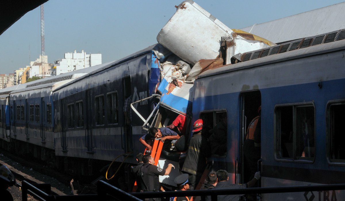 FraanLedesmaaaa's tweet photo. Hace 11 años desperté con esta noticia. Y una sola tranquilidad, mi viejo no había tomado el tren al laburo. #TragediaOnce
Fotos: Clarin. https://t.co/yXsdAV36tx