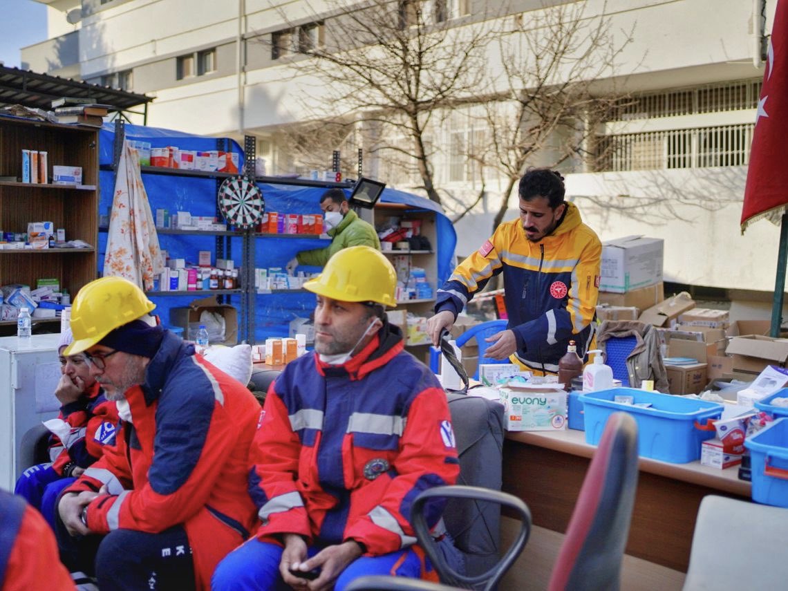 CTCNGO's tweet photo. CTC NGO olarak Kahramanmaraş depreminin ilk günlerinden itibaren farklı bölgelerde depremzedelerin ihtiyaçlarını karşılamaya yönelik faaliyetler yürütmekteyiz.

Gönüllülerimizden hemşire @ahmed.elcerad depremzedeler için Hatay Antakya’da bulunan sağlık ekiplerine destek sağlıyor. https://t.co/vUkyBYoio4