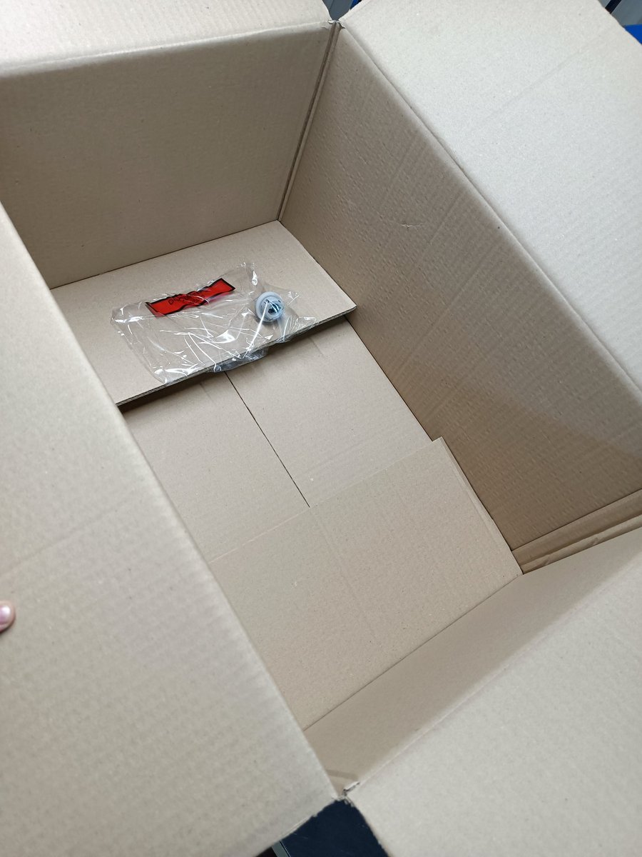 westcoastrecord's tweet photo. Ça va, on vous dérange pas trop sur la taille du colis, par rapport à la taille de la pièce... 📦😕🤦 https://t.co/i4OCpz5gER