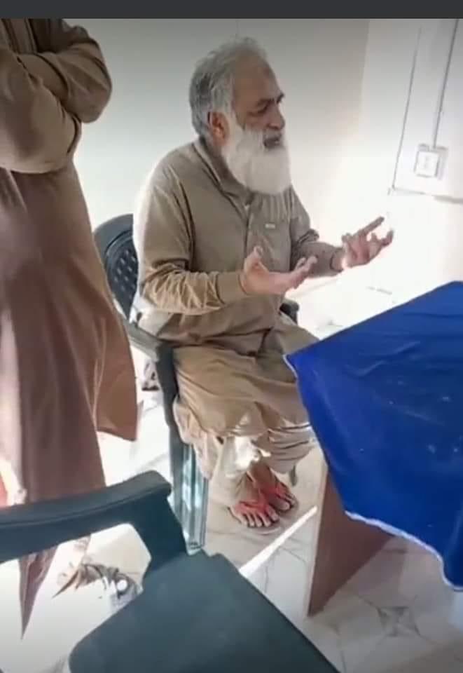 ناصری تھانہ نوابشاہ پر جج کا چھاپہ، گذشتہ کئی دنوں سے بغیر کسی کیس کے گرفتار حاجی امیر علی جمالی بازیاب..
اب یہ سب کچھ خود کو ایماندار سمجھنے والے آئی جی غلام نبی میمن کے دور میں ہو رہا ہے کہ پولیس زرداری کی نوکر بن کر آواز اٹھانے والوں کو گرفتار کر رہی ہے۔