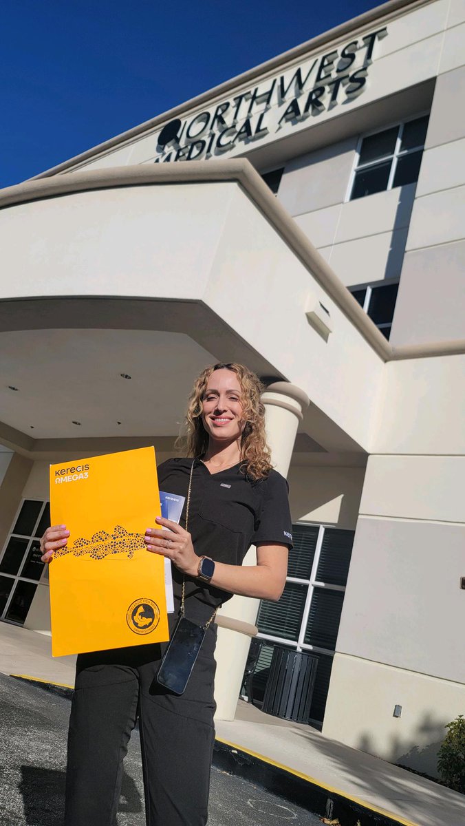kerecis's tweet image. Partnering to save a limb, to save a life! Kim Berkman happily delivering Kerecis fish skin 🐟 It will help doctors at Northwest Hospital to treat patients in Florida! 🏥 #Kerecis #fishskin #woundhealing