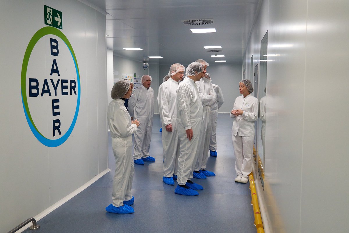 AytoAlcalaH's tweet photo. 📸 El alcalde @javiRpalacios ha visitado hoy las instalaciones de la planta @BayerEspana #Berlimed de Alcalá de Henares
Una fábrica en proceso de expansión como referente global en producción y desarrollo de medicamentos gracias al plan de inversión de más de 60 millones de € https://t.co/LOpQvk99WK
