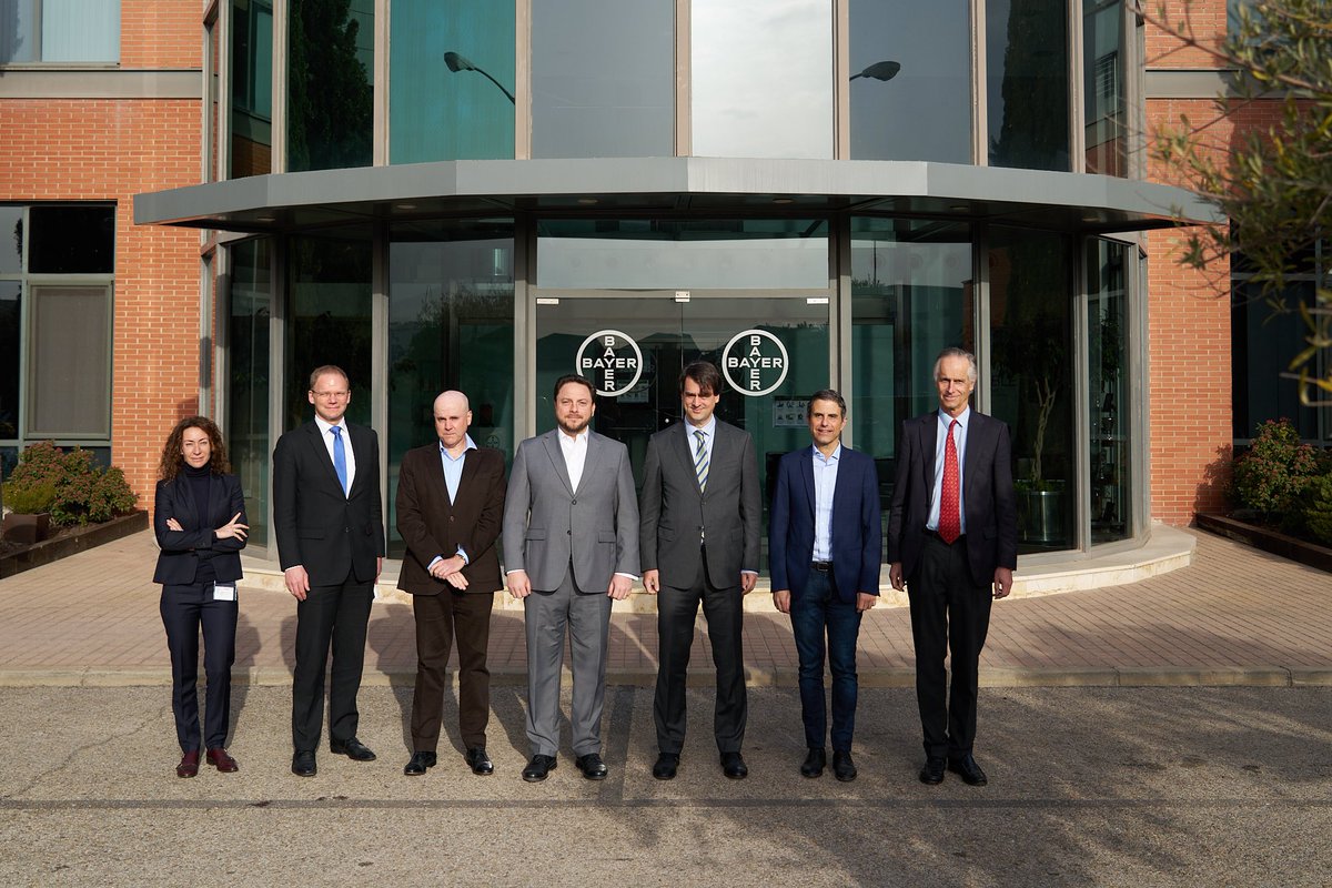AytoAlcalaH's tweet photo. 📸 El alcalde @javiRpalacios ha visitado hoy las instalaciones de la planta @BayerEspana #Berlimed de Alcalá de Henares
Una fábrica en proceso de expansión como referente global en producción y desarrollo de medicamentos gracias al plan de inversión de más de 60 millones de € https://t.co/LOpQvk99WK