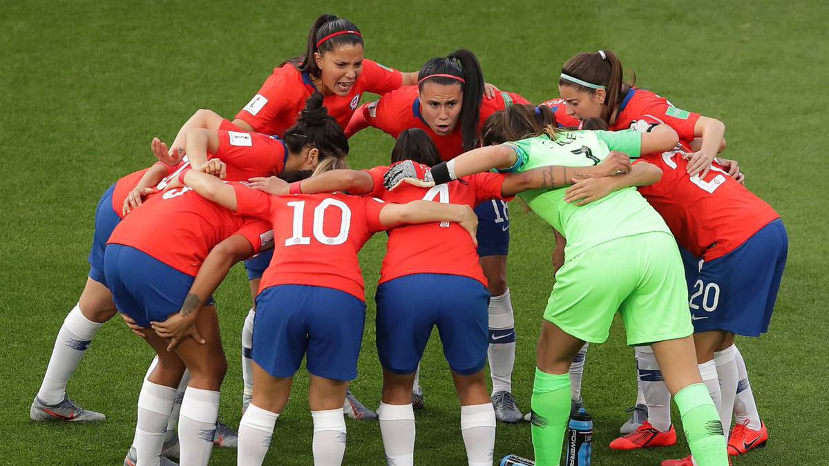 Amanecimos con el ánimo por el suelo, nos imaginamos cómo están uds allá tan lejos. 

Desde ahora, solo a rendir y disfrutar del fútbol en sus equipos, sigan firmes por el 
sueño del Futfem y pavimenten 
el camino para el recambio. 

#LaRojaFemenina 
Las amamos. 
🇨🇱