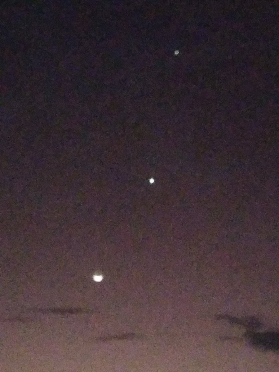 rogerdvega's tweet photo. Venus y Júpiter #Higuerote #Venezuela #Miranda 
Foto: Roger Vega
#planetas #satelites #cielo #nocturno https://t.co/9ZsHgJa5qI