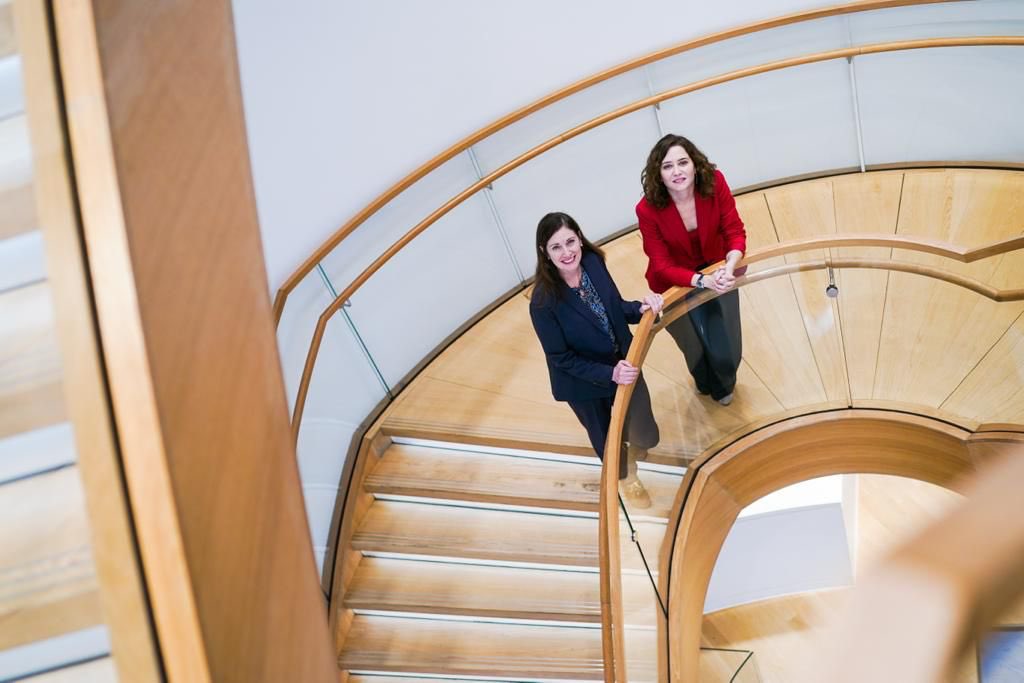 IdiazAyuso's tweet photo. Microsoft va a crear en la Comunidad de Madrid tres nuevos centros de datos, con una inversión de 5.300 millones de euros y 13.200 nuevos empleos.

A través de la digitalización buscaremos el pleno empleo. https://t.co/0wkrMv3Q5b