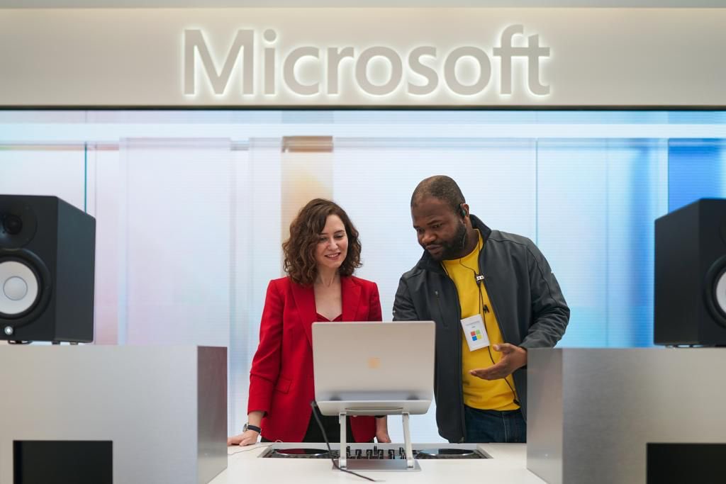 IdiazAyuso's tweet photo. Microsoft va a crear en la Comunidad de Madrid tres nuevos centros de datos, con una inversión de 5.300 millones de euros y 13.200 nuevos empleos.

A través de la digitalización buscaremos el pleno empleo. https://t.co/0wkrMv3Q5b