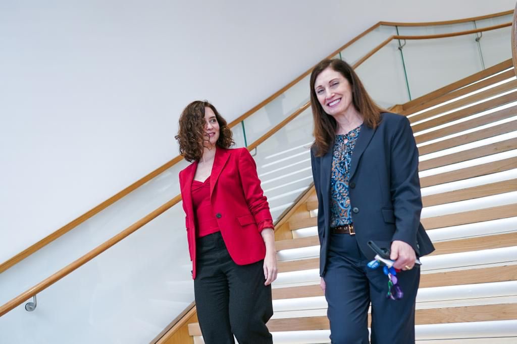 IdiazAyuso's tweet photo. Microsoft va a crear en la Comunidad de Madrid tres nuevos centros de datos, con una inversión de 5.300 millones de euros y 13.200 nuevos empleos.

A través de la digitalización buscaremos el pleno empleo. https://t.co/0wkrMv3Q5b