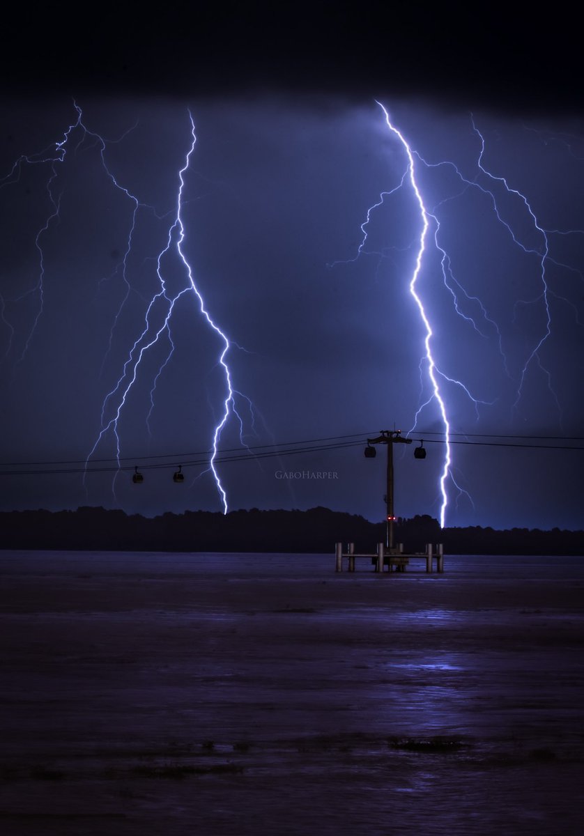 Gabo_Harper's tweet photo. Tormenta eléctrica sobre el río guayas, cuando te apasiona algo lo buscas y lo consigues no importa la hora ayer después de esperar y esperar y perder infinidad de rayos pude captar esta belleza que comparto con uds!!! @eluniversocom @Expresoec @DiarioExtraEc @DiegoArcos14 https://t.co/oaQHlzpxUk