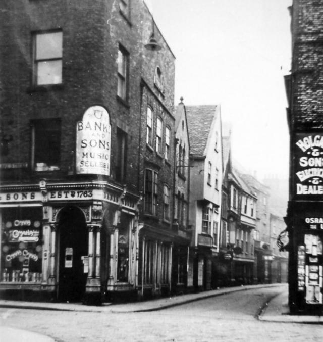 schellhornmusic's tweet photo. *York music shop closure* 😢 Commiserations for the closure of Banks, music shop in York, which it has been announced is to shut on 17 March having traded in one form or another since 1756. 1/ https://t.co/mZugMPNcLU