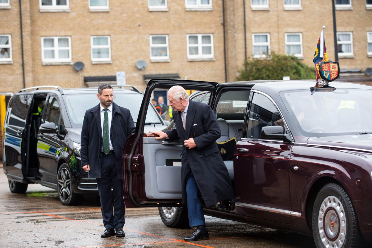 His Majesty King Charles III visited <a href="/felixprojectuk/">thefelixproject</a> East London facility to see first-hand what we do💚, rescuing thousands of tonnes of surplus food and redistributing it to over 1,000 community organisations and schools in every #London Borough. 🧵 1/6