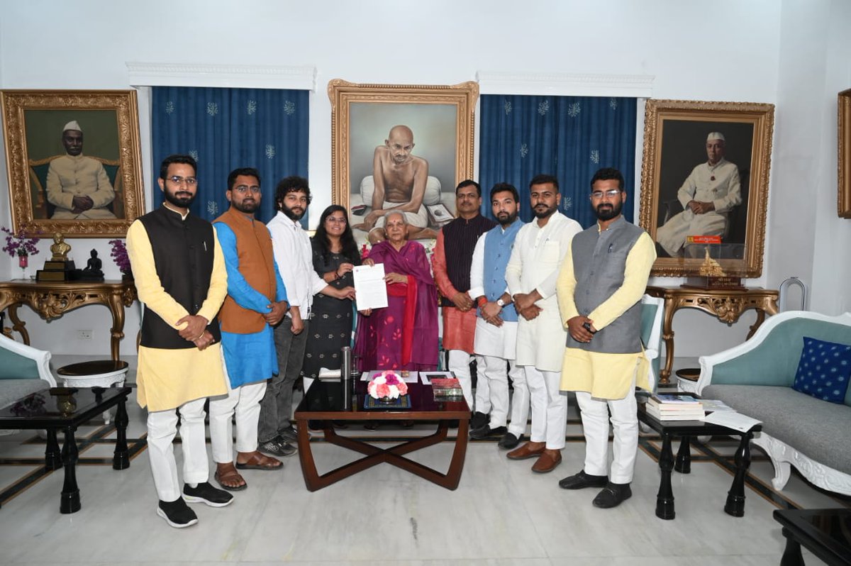 ABVP4Kashi's tweet photo. Today a delegation of ABVP Uttar Pradesh called on the Hon. Governor of UP Shrimati Anandiben Patel ji and presented a memorandum regarding betterment of Higher education in the state and to take strict action against cases of Corruption. (1/2) https://t.co/vQTCxuAZfx