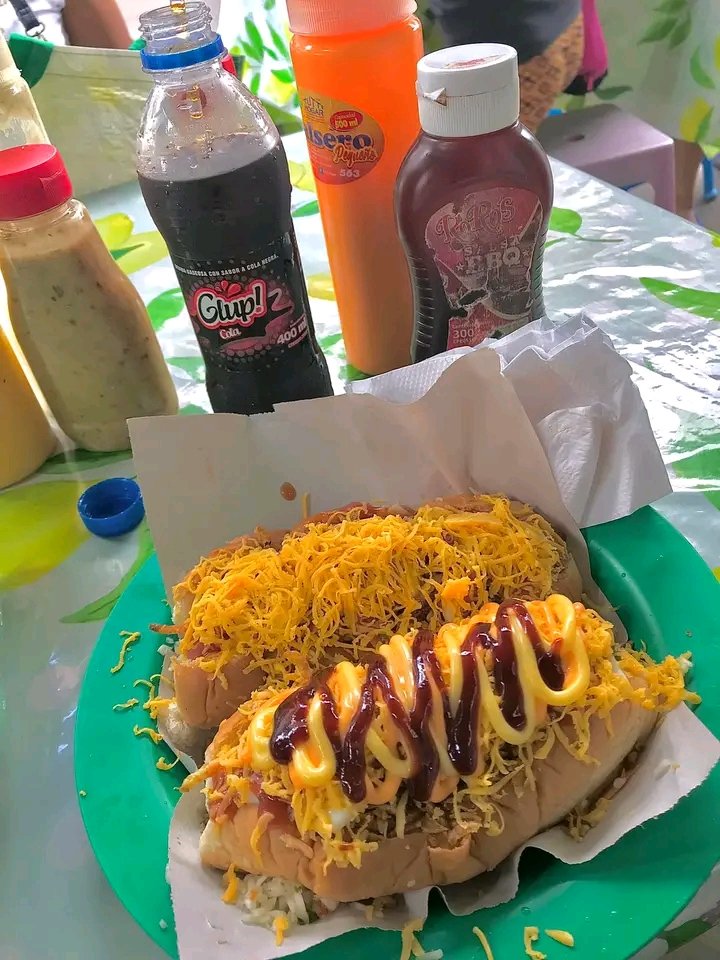 Luishrnandez's tweet photo. Quien en sano juicio no le encantan los perritos con full salsa???????. Dios el paraiso. https://t.co/CemyQG7gU3