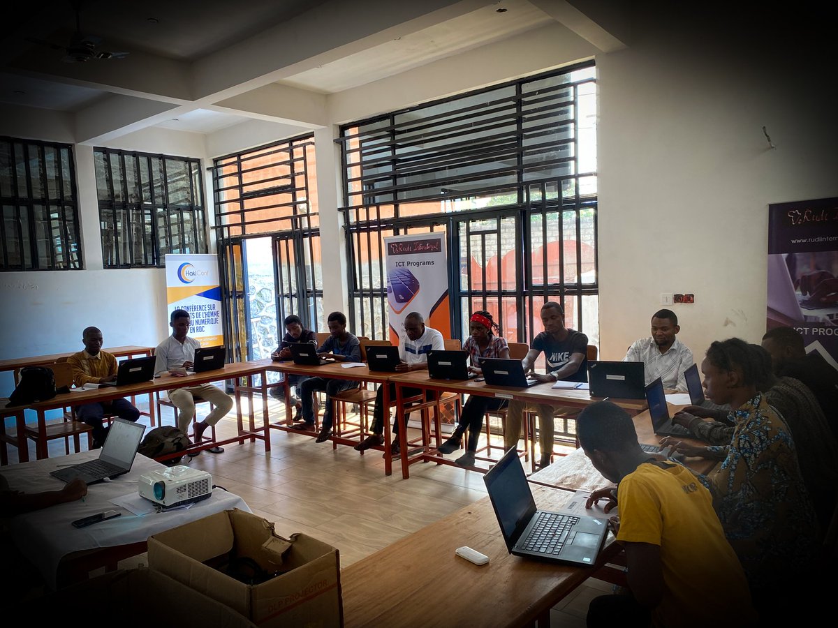 tech_elimu's tweet photo. La promotion " Mamadou " a fini la formation de base en informatique 🤗
Déjà, une autre promotion des enseignants a commencé les cours sur @elimu_tech dès aujourd'hui.
Les apprenants de la promotion " Mamadou " vont avoir leurs brevets ce mardi 28 février.
#ElimuTech https://t.co/LHeJAGQVfw