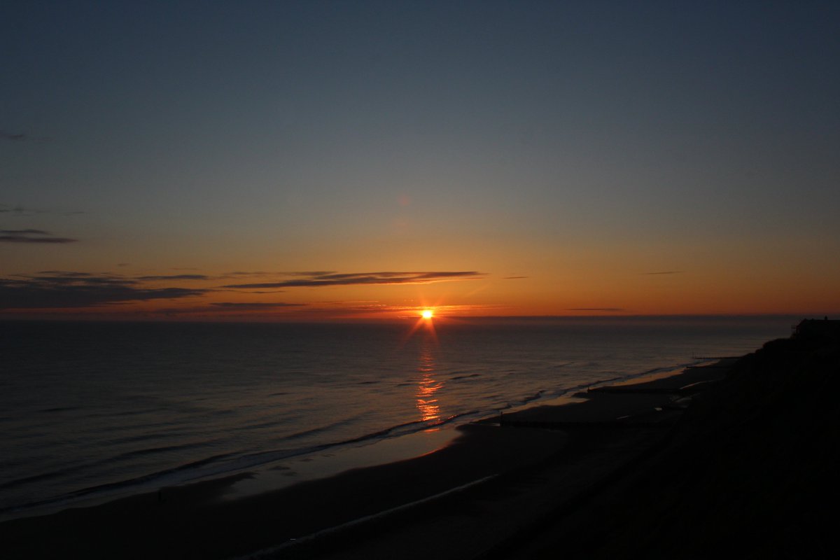Finishing off tomorrow's online mythbusting talk: Investigating Mediaeval Churches. Along with devil's doors and leper squints, I'll be taking on theories about how churches were aligned eastwards. 

Booking for the talk here: eventbrite.co.uk/e/investigatin…

📸Sunrise @ Mundesley