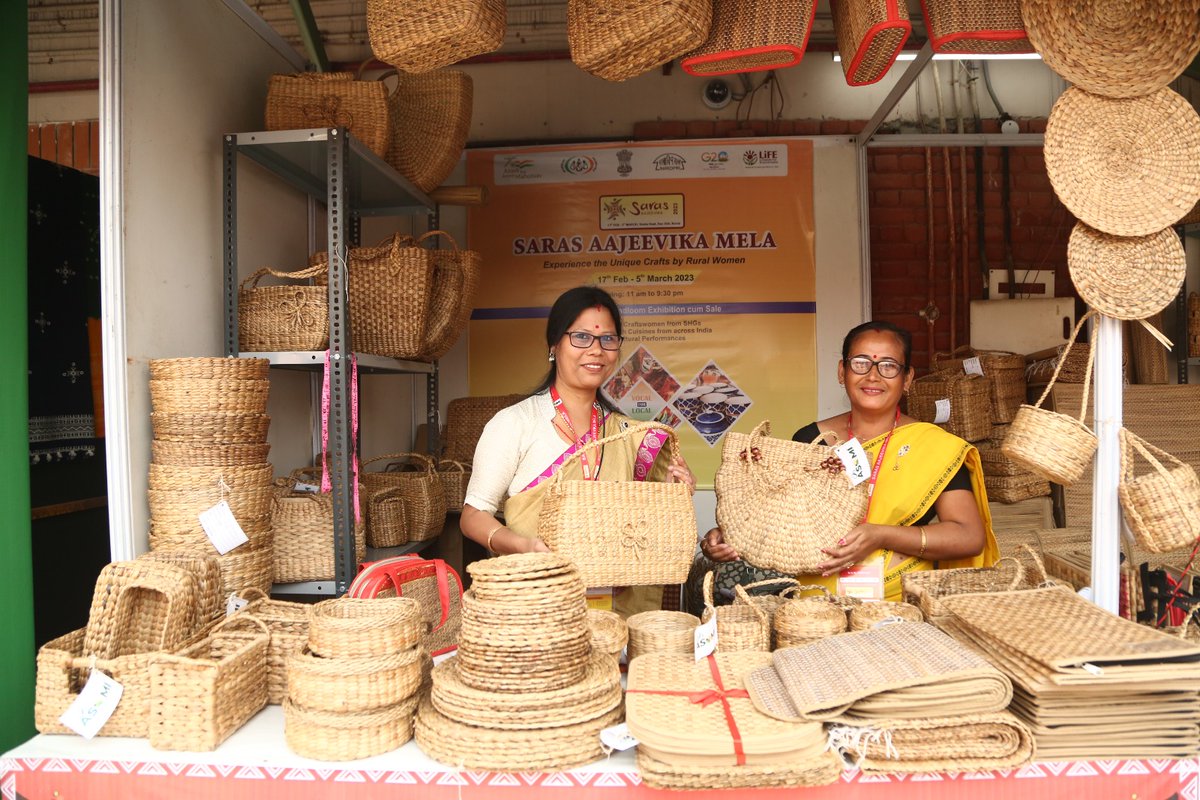 Saras Aajeevika Mela is the perfect place to find beautiful handloom and handicraft products from Assam! From Muga silk to Mulberry silk, you'll find everything you're looking for and more. Bamboo baskets also available. #assam #assamculture #assamhandloom #sarasaajeevikamela