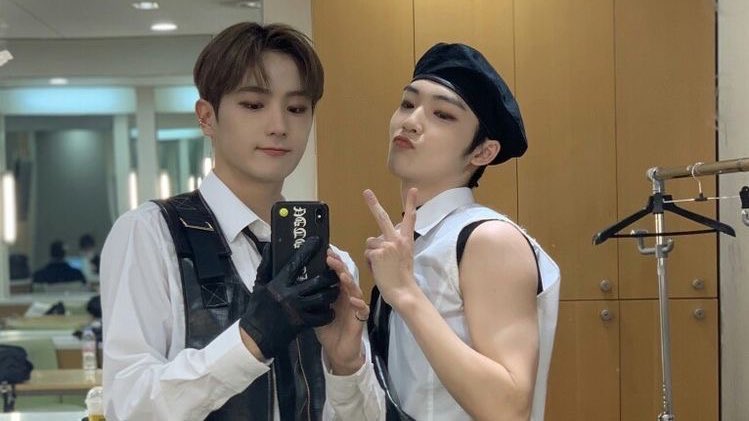 milsunkyuz's tweet photo. happy birthday to our fun silly lovely guy !!!!

#달처럼_빛날_형서의_스물여섯
#Dear_my_kevin_moon https://t.co/1MuKXrQZHs