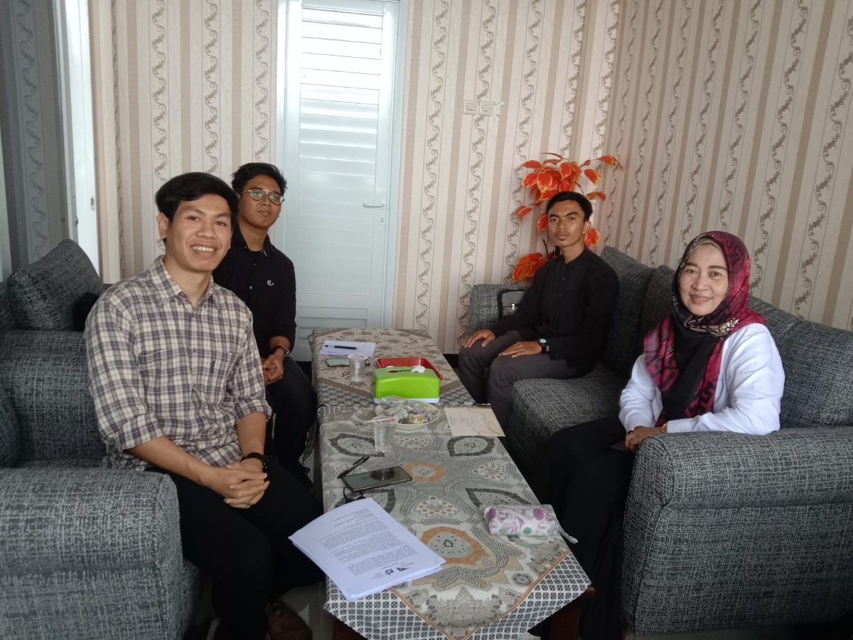 RDI_Global's tweet photo. Medhiansyah and Abimanyu (RDI research officers from DCR cluster) conducted the third day of the @WahanaVisi_ID  SinerGi II Evaluation Survey in Jakarta. The day started with an interview with the Head of Cirarab Village, Mrs. Imas. #RDIGlobal #GlobalThinkTank https://t.co/13LkCJXSDB
