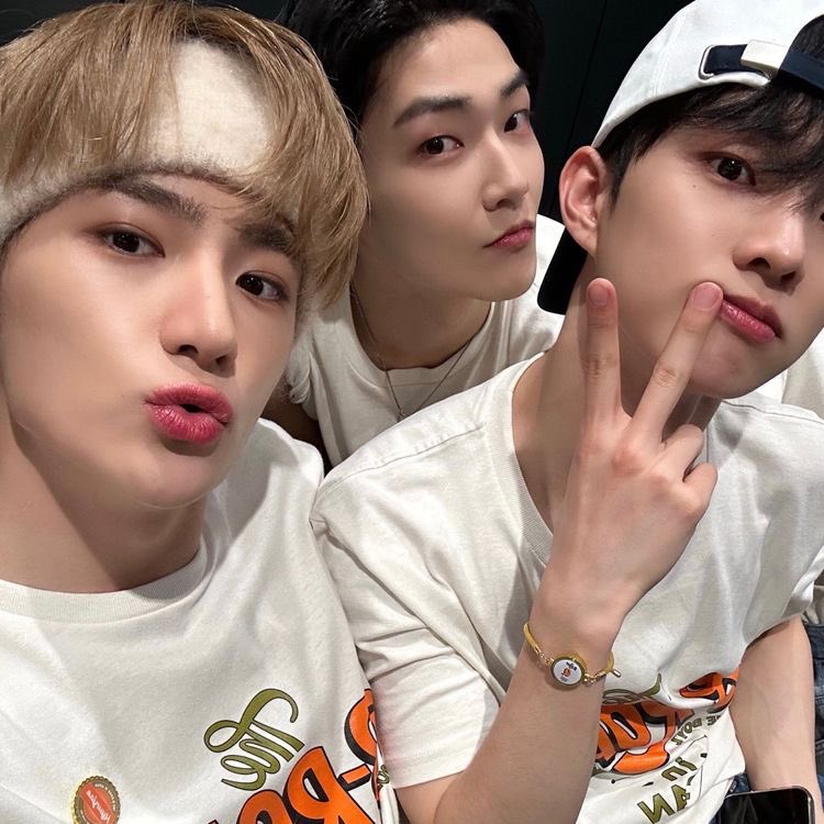 milsunkyuz's tweet photo. WE LOVE YOU A LOT https://t.co/JZ7h6Y7rCF