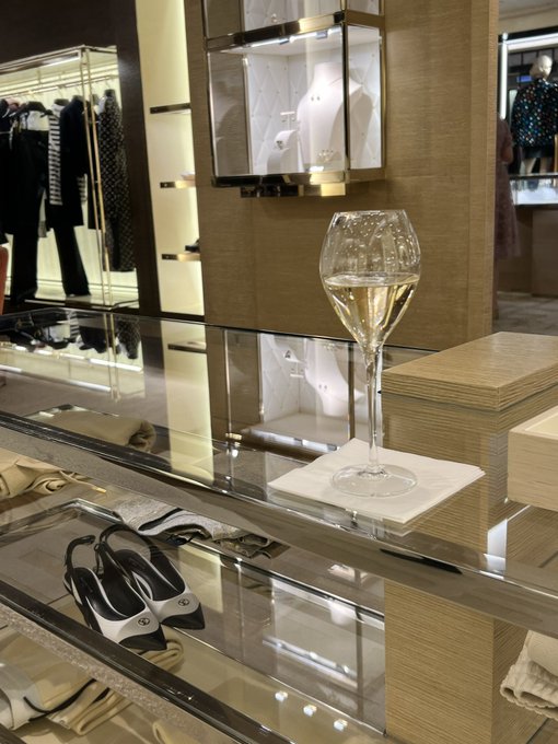 25 looking sweet 🥂 https://t.co/5lnnXu7Cgv