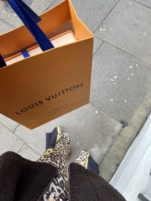 25 looking sweet 🥂 https://t.co/5lnnXu7Cgv