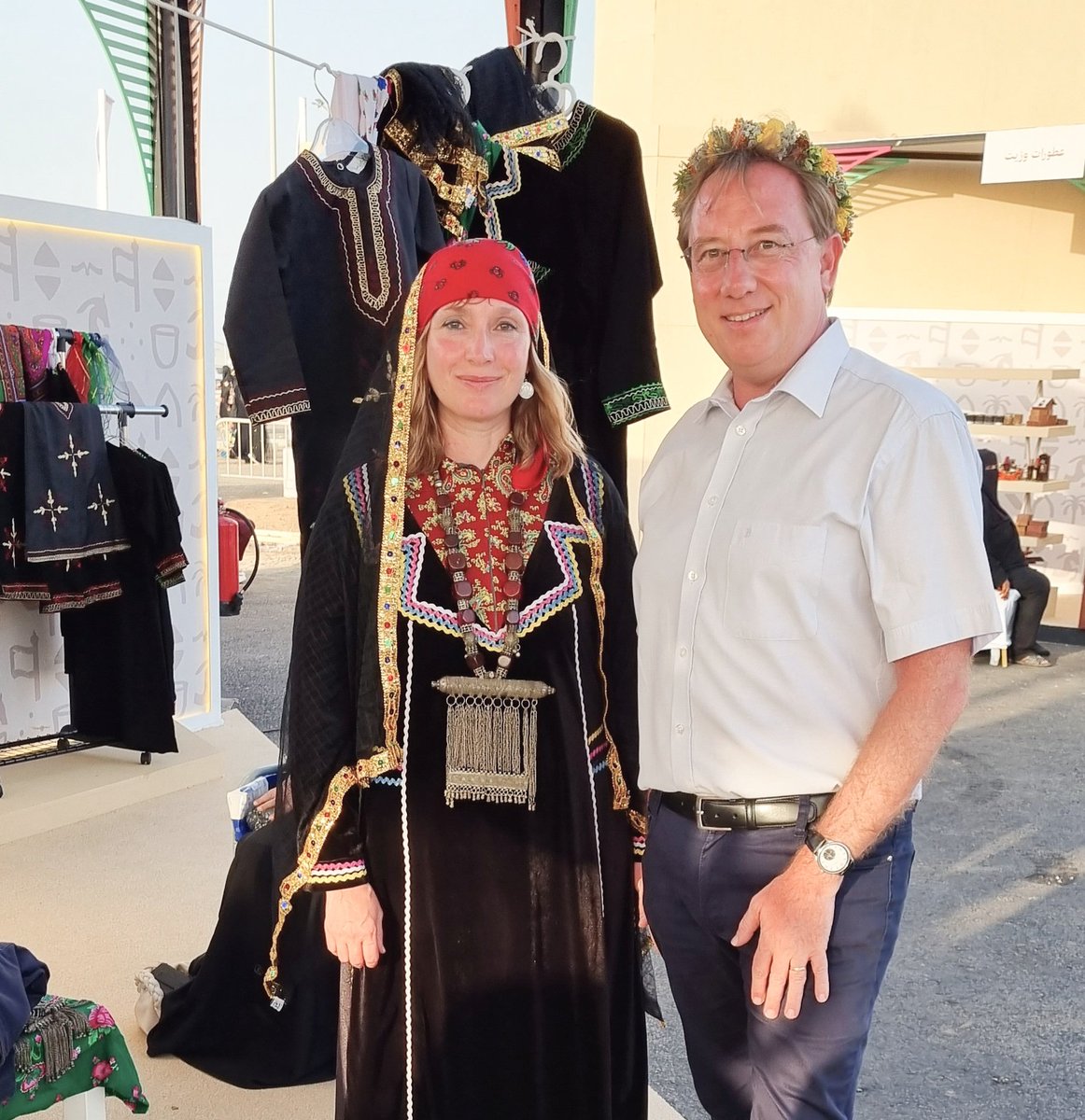 ludovic_pouille's tweet photo. Estelle and I are delighted to share with the residents of #Jazan the celebrations of the founding day! A great opportunity to discover the traditions of each region in Saudi Arabia.
#FoundationDay #BeautifulSaudi
#FranceKSA 🇸🇦💚🇫🇷🌺 https://t.co/T1VJvdmJq5