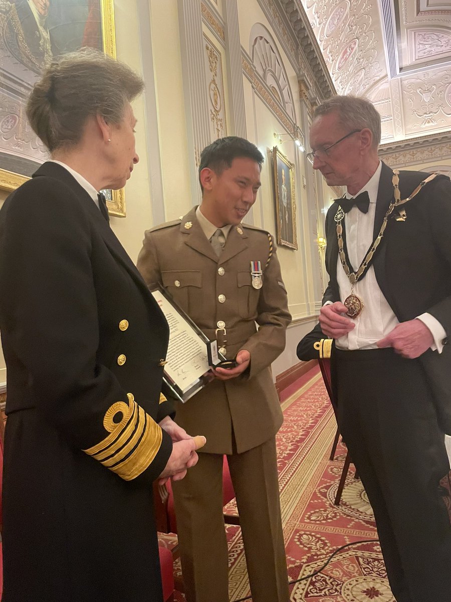 hutchings_si's tweet photo. An honour to have been at the @Carmen_Company Joint Services Dinner last night with our Col In Chief. Some exceptional Tri-Service logistic talent was duly recognised. Obviously I’m biased though #armylogistics #wearetherlc https://t.co/qBycDEwXRS