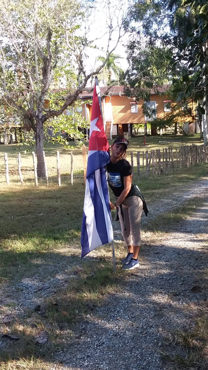 DorisPadillaR's tweet photo. Mi Foto con mi Bandera https://t.co/9qvRYnX7jY