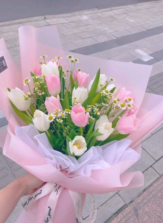 lavieestbelIe's tweet photo. Tulip and daisy bouquets https://t.co/uNwCP3Nw0N