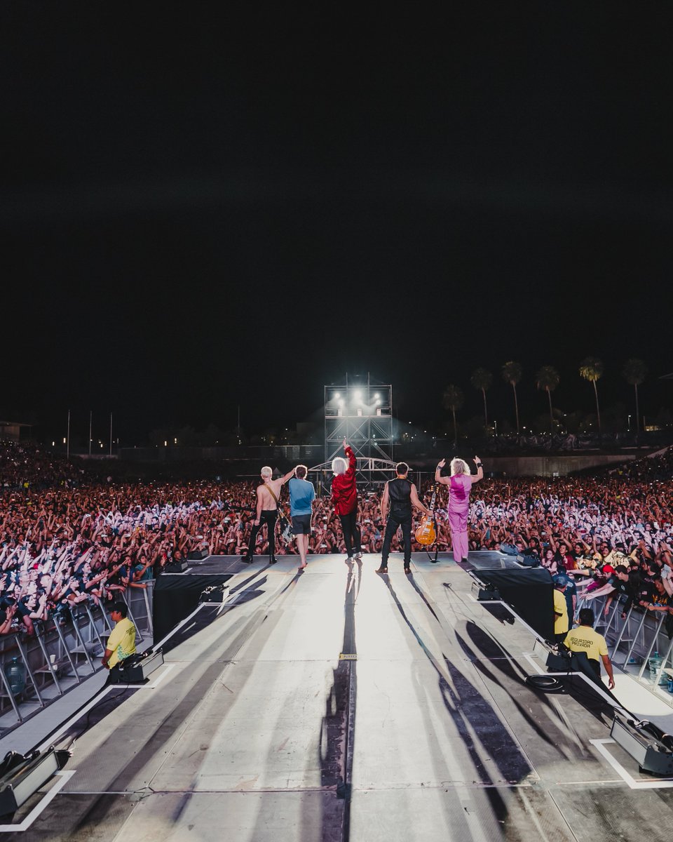 DefLeppard's tweet photo. Monterrey - what a night! Thanks for kicking off this tour with us IN STYLE, Mexico 🔥

Up next - COLOMBIA! 🤘

📸: Ryan Sebastyan https://t.co/kn28dW66jn