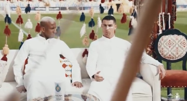 TimelineCR7's tweet photo. Cristiano Ronaldo wearing the Saudi traditionals to celebrate the Saudi founding day. 😂❤️ https://t.co/Sa24dQ0P73