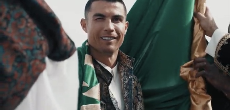 TimelineCR7's tweet photo. Cristiano Ronaldo wearing the Saudi traditionals to celebrate the Saudi founding day. 😂❤️ https://t.co/Sa24dQ0P73
