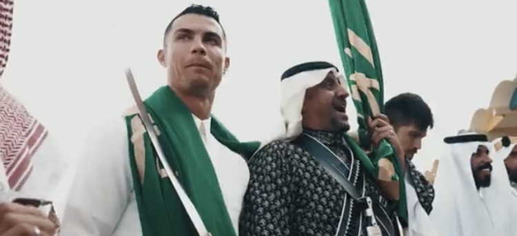 TimelineCR7's tweet photo. Cristiano Ronaldo wearing the Saudi traditionals to celebrate the Saudi founding day. 😂❤️ https://t.co/Sa24dQ0P73