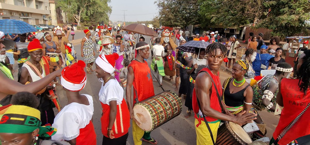 marimba_musica's tweet photo. Sob o lema "Carnaval de Coesão Nacional e Integração Regional", a Guiné-Bissau recebeu o Carnaval, a sua principal festa popular. 🇬🇼🎊
Projeto apoiado pelo PROCULTURA, financiado pela União Europeia, cofinanciado e gerido pelo @camoes_ip
#PROCULTURApaloptl #ueemmoz #camoesip https://t.co/rAwPipKPMA
