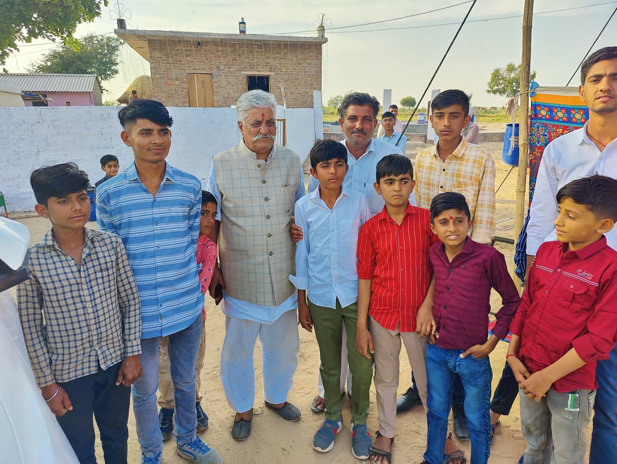 BaytuBalaram's tweet photo. बायतु विधानसभा क्षेत्र के गाँव झाक में कालानाडा के श्री अमराराम जी लोल के पुत्र अशोक लोल के शादी समारोह में शामिल होकर बधाई एवं शुभकामनाएं दीं।
#Jhak Baytu https://t.co/ZVuDbEurUL