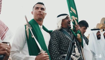 في ذكرى يوم تأسيس المملكة.. كريستيانو رونالدو يثير تفاعلا بارتدائه الثوب  السعودي - CNN Arabic