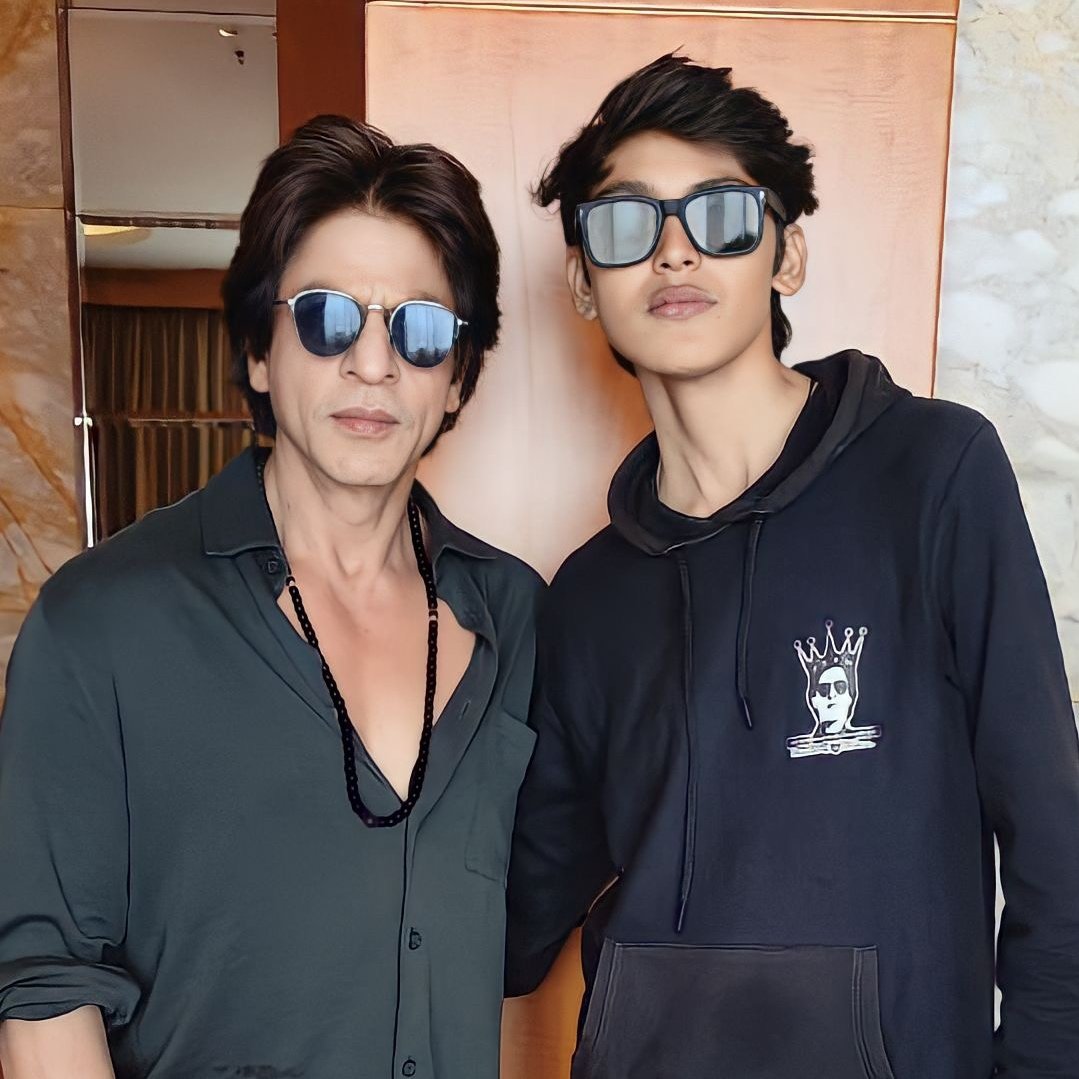 IMSRKFC's tweet photo. Latest 🔥

@iamsrk with his FAN 

#Pathaan1000crWorldWide #PathaanCollection #Pathaan #PathaanMovie #pathaanreview #ShahRukhKhan𓀠 #SRK𓃵 #Pathan #TrendingNow #Trending #Twitter #twitch #TwitterBlue #news #Bollywood https://t.co/Tj4rwMgg3i