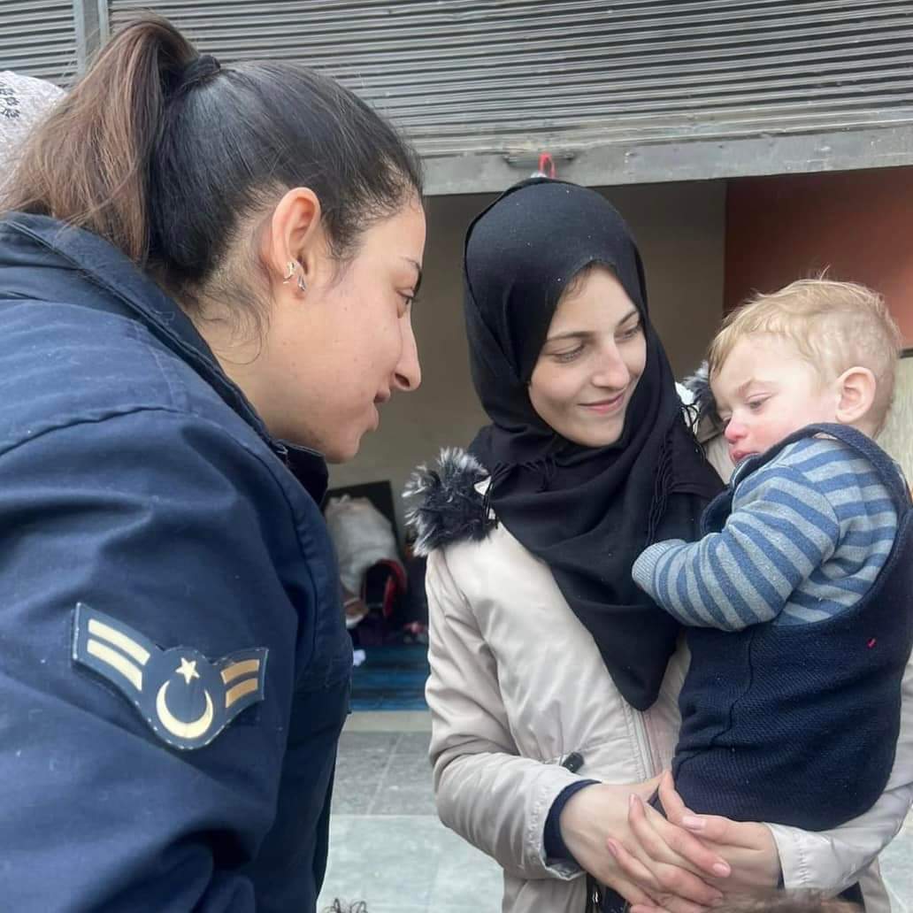 🤝Gün, Birbirimize Sıksıkı Sarılma Günüdür

Sinop İl Jandarma Konutanlığına bağlı Komando ve Asayiş Timlerimiz, deprem bölgesinde kardeşlerimize yardımları dağıtmaya, yavrularımıza moral vermeye devam ediyor.
#Jandarma
#Deprem
#earthquake 
#Kahramanmaraş 
#Hatay