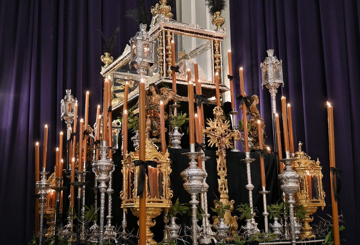 MonteCalvario's tweet photo. 🕯 CULTOS | Altar del Solemne Quinario en honor y gloria de nuestro Amantísimo Titular, el Santísimo Cristo Yacente de la Paz y la Unidad. #CofradíasMLG

📸 @FernandoRUIzNar

"Memento, homo, quia pulvis es, et in pulverem reverteris" https://t.co/rOkEGFYdVN