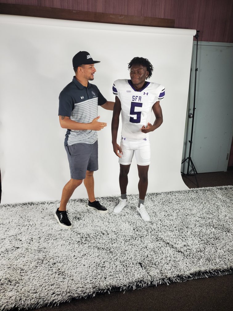 ImErinHartigan's tweet photo. This week on #HSSpotlight — @AustynIven takes us to the greater Austin area to highlight one of its greatest stars. And if you don’t love @JARVISANDER_9 yet, you will. Look forward to watching him continue to shine under @CoachCarthel @SFA_Football. Airs 10:30p Sun @BallySportsSW https://t.co/HSZcm88OQt