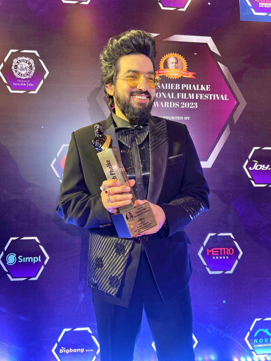 Cinefare9's tweet photo. Cheers to singer-composer #SachetTandon for winning an award for the Best Playback Singer- Male at Dadasaheb Phalke International Film Festival for his song 'Maiyya Mainu' https://t.co/Qwh7oBtIyO