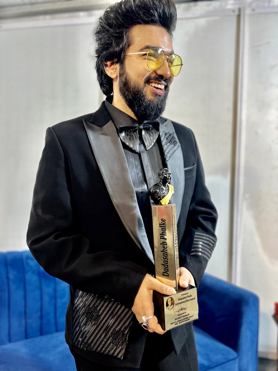 Cinefare9's tweet photo. Cheers to singer-composer #SachetTandon for winning an award for the Best Playback Singer- Male at Dadasaheb Phalke International Film Festival for his song 'Maiyya Mainu' https://t.co/Qwh7oBtIyO