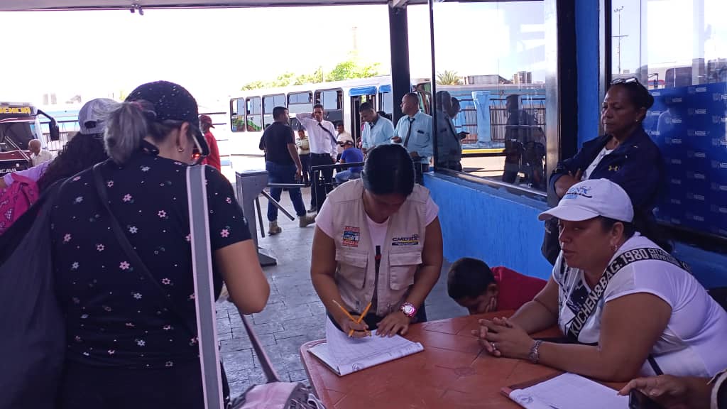 cmdnapc's tweet photo. #carnavalesseguros2023 Nuestro equipo en el #PuntodeControl en el @terminalpc para prevenir el traslado ilegal de los niños y adolescentes que viajan a través de nuestro terminal, siguiendo instrucciones del alcalde @JCbetancourt72 @apuertocabello @MaDanielaDiaz31 @hectorazocar https://t.co/YYlRw4rUKi