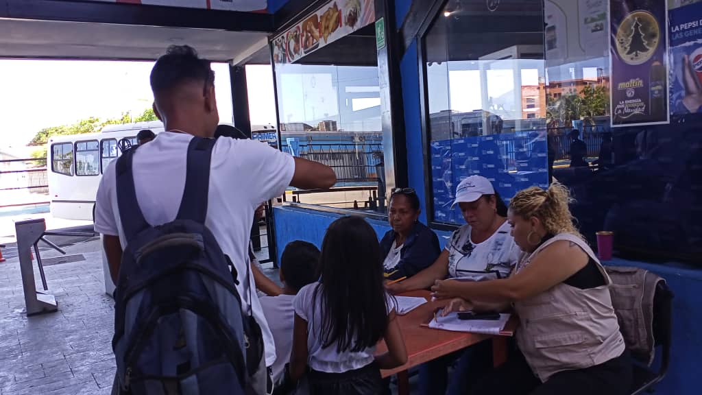 cmdnapc's tweet photo. #carnavalesseguros2023 Nuestro equipo en el #PuntodeControl en el @terminalpc para prevenir el traslado ilegal de los niños y adolescentes que viajan a través de nuestro terminal, siguiendo instrucciones del alcalde @JCbetancourt72 @apuertocabello @MaDanielaDiaz31 @hectorazocar https://t.co/YYlRw4rUKi