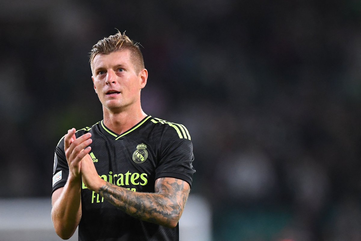Toni Kroos has not changed his plans: the idea has always been to retire at Real Madrid as he loves the club ⚪️🇩🇪 #RealMadrid

The final decision will be whether to stay for at least one more year or retire from football.

Real Madrid, waiting &amp; prepared to offer him a new deal.